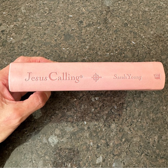 Jesus Calling Daily Devotional Pink Imitation Leather with Scripture References - Picture 5 of 6